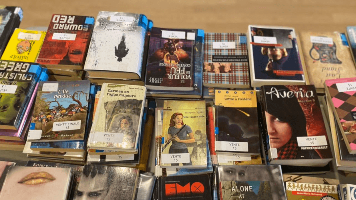 Des livres à vendre pour 1 $ à la bibliothèque Saul-Bellow de Lachine.