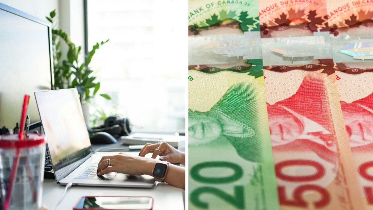 Des mains sur un ordinateur portable. Droite : des billets de 20 $ et 50 $ étalés sur une surface plane.