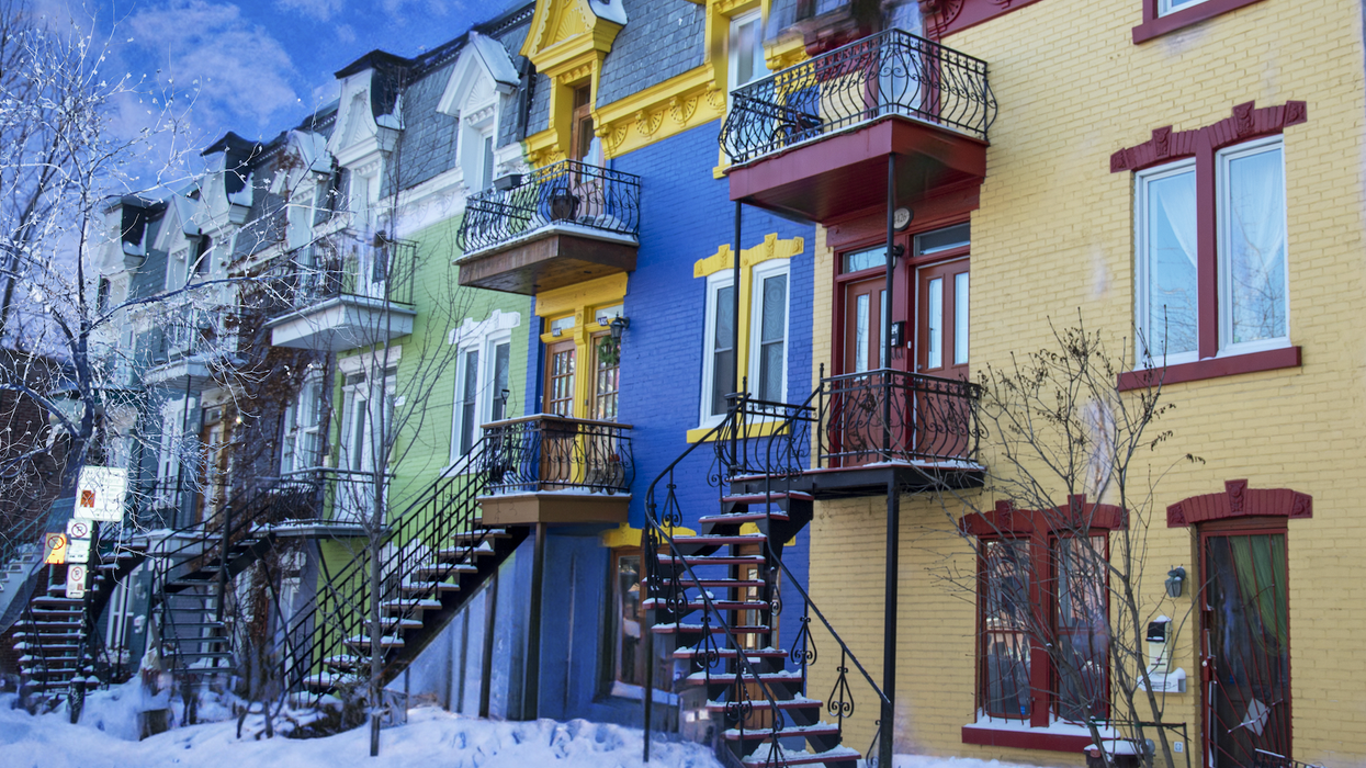 Des maisons colorées en rangée à Montréal.