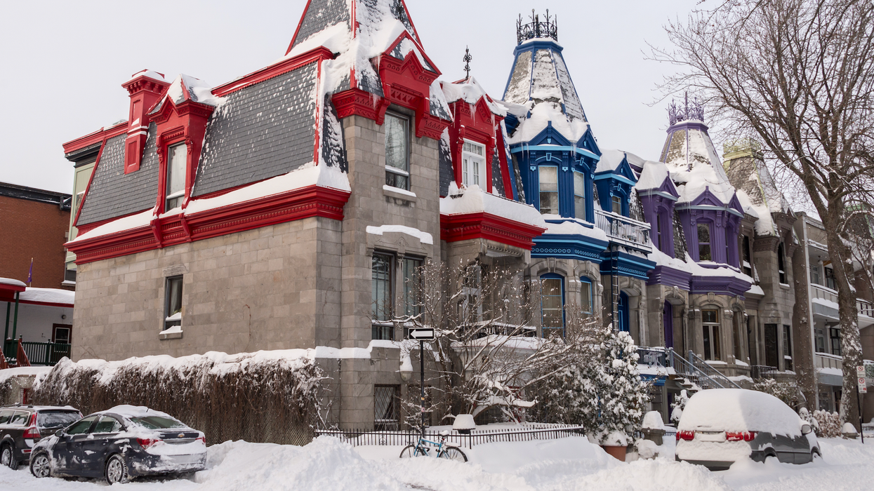 Des maisons colorées en rangée à Montréal.