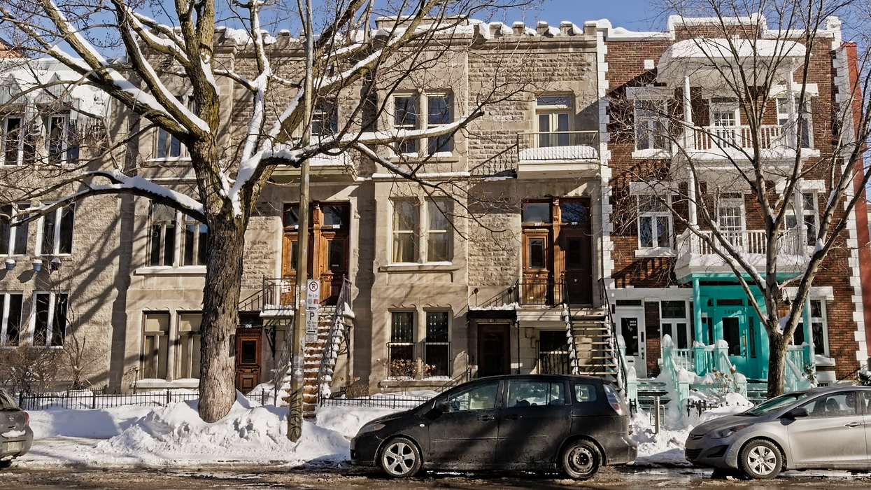 Des maisons en rangée dans une rue enneigée à Montréal.