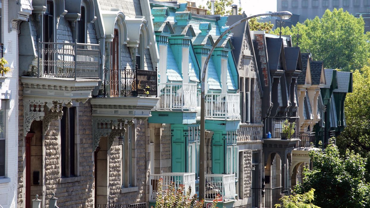 Des maisons en rangée.