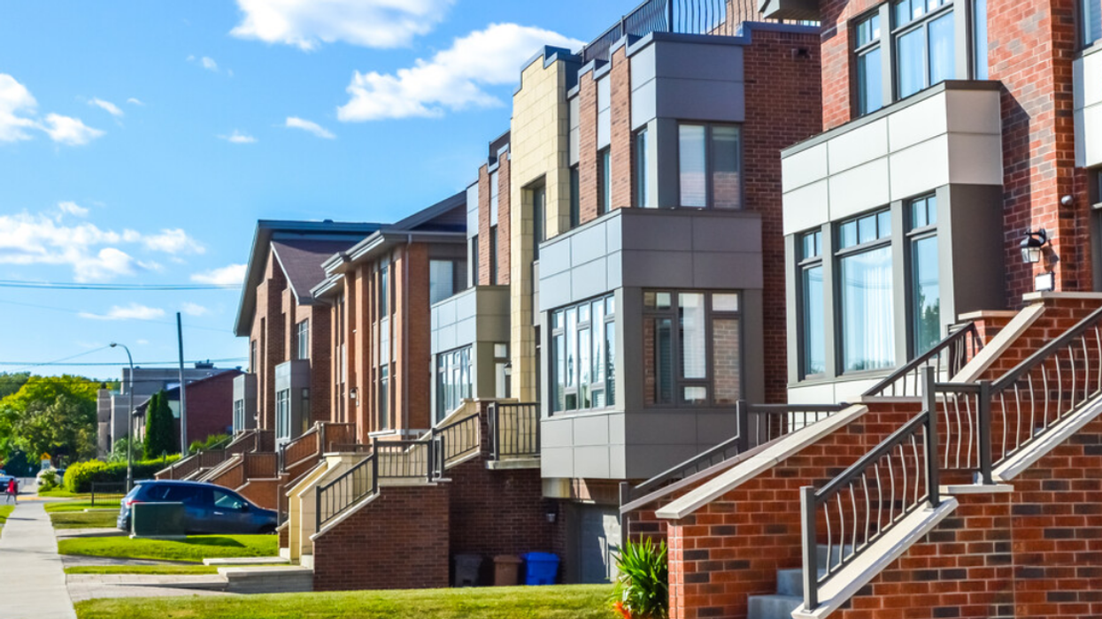 Des maisons modernes en rangée comportant de grandes fenêtres sur une rue dans la grande région métropolitaine de Montréal,