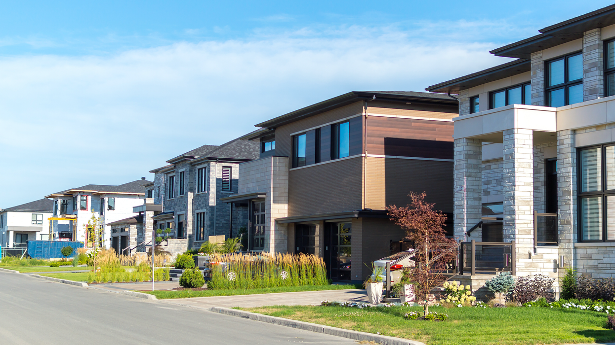 Des maisons neuves en rangée dans un quartier résidentiel.