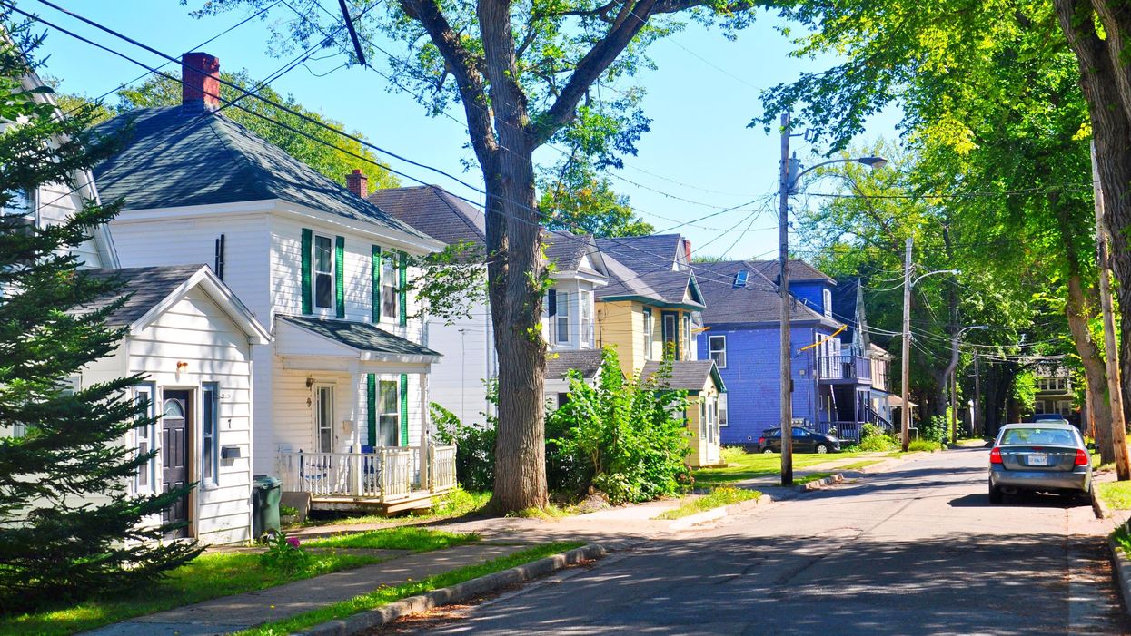 Des maisons.