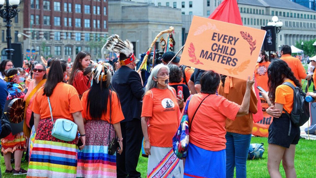 Des manifestants devant le parlement d'Ottawa lors du mouvement #CancelCanadaDay.