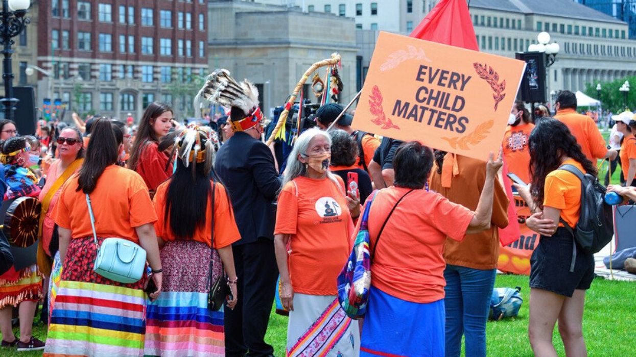 Des manifestants devant le parlement d'Ottawa lors du mouvement #CancelCanadaDay.