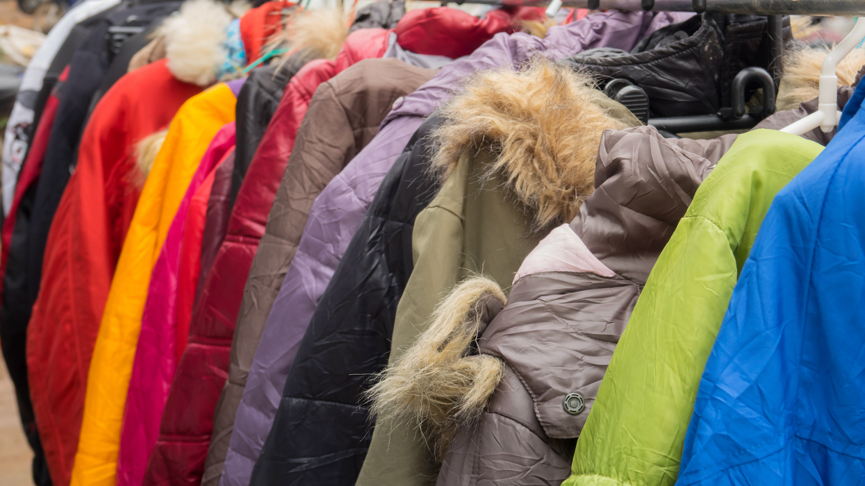 Des manteaux d'hiver accrochés.