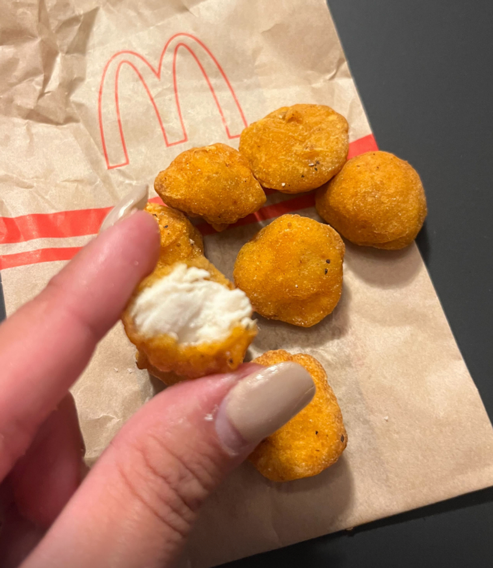 Des McBites au poulet, dont une est coup\u00e9e pour voir l'int\u00e9rieur.