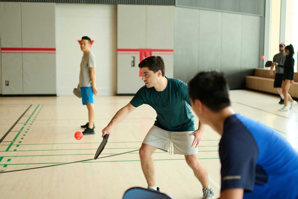 Des membres jouent au pickleball dans le gymnase.