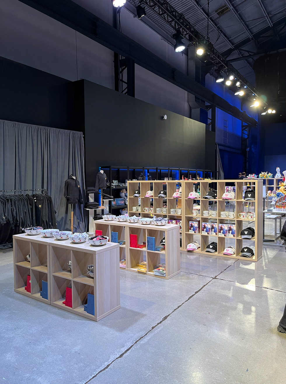 Des meubles en bois avec des bols et des casquettes \u00e0 l'effigie de Mickey Mouse.