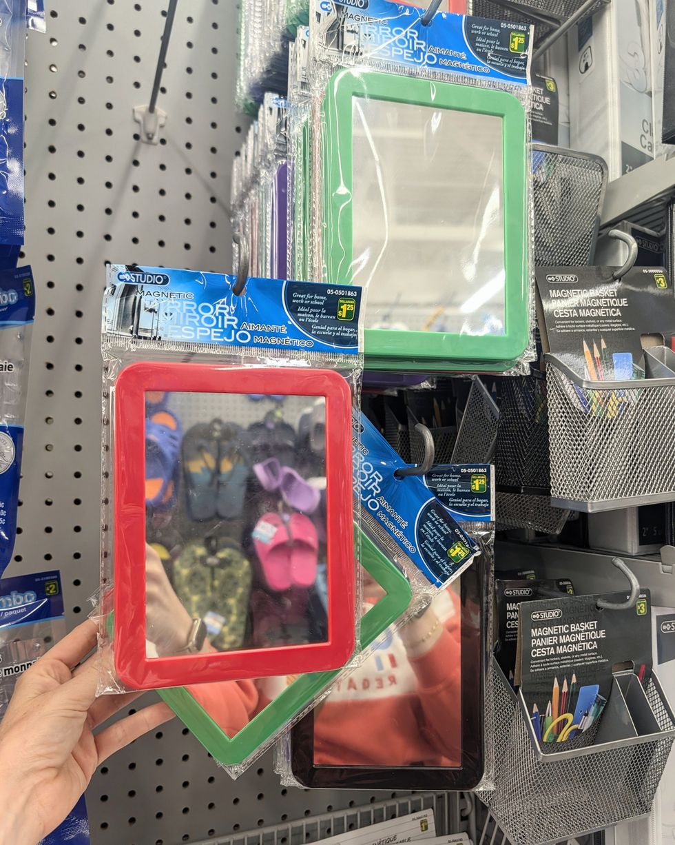 Des miroirs aimant\u00e9s pour le casier d'\u00e9cole de diff\u00e9rentes couleurs vendus dans la rang\u00e9e des fournitures scolaires chez Dollarama.