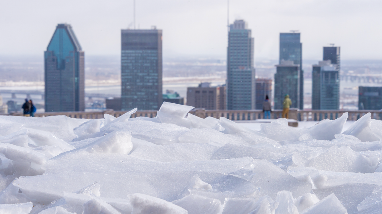 Des morceaux de glace vus de près devant des édifices au centre-bille de Montréal.