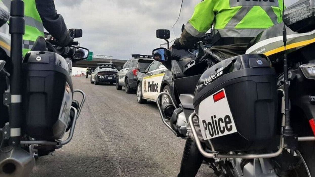 Des motos et véhicules de la Sûreté du Québec sur une autoroute.
