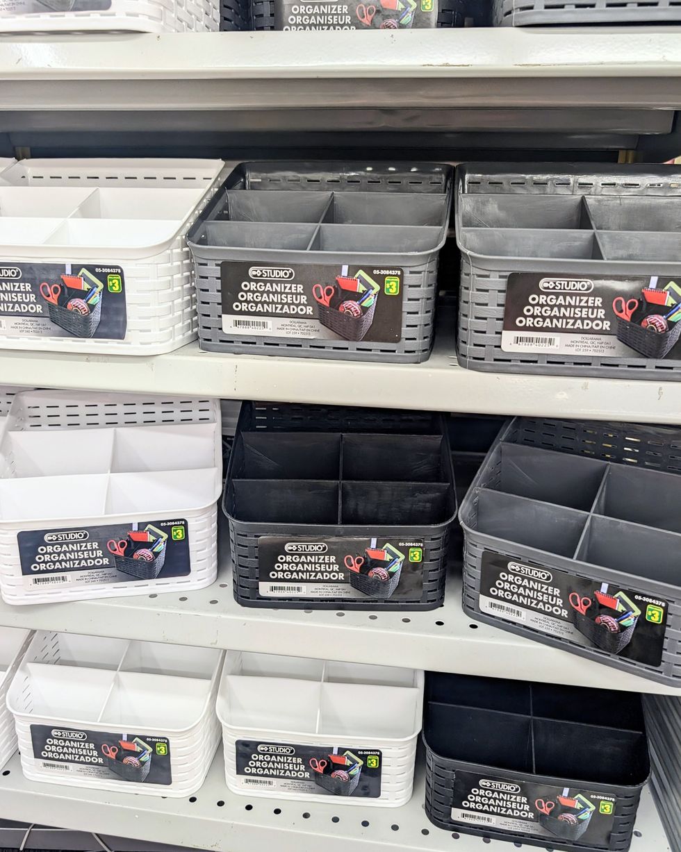 Des organisateurs \u00e0 compartiments blanc, noir et gris vendus dans la rang\u00e9e des fournitures scolaires chez Dollarama.