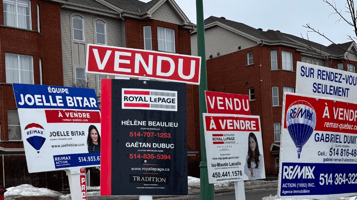 Des pancartes « à vendre » au Québec.