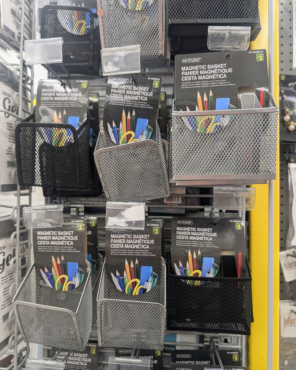 Des paniers magn\u00e9tiques gris et noirs vendus dans la rang\u00e9e des fournitures scolaires chez Dollarama.