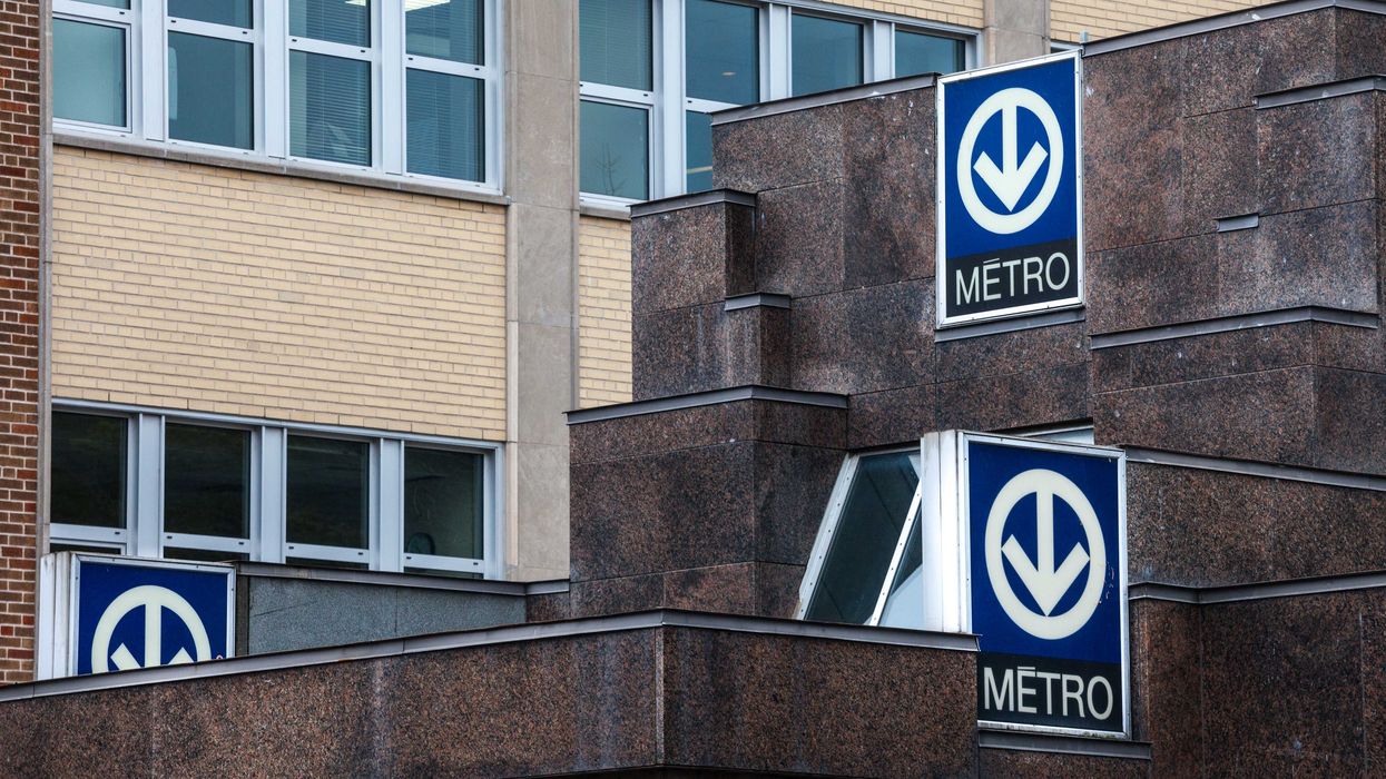 Des panneaux du métro.