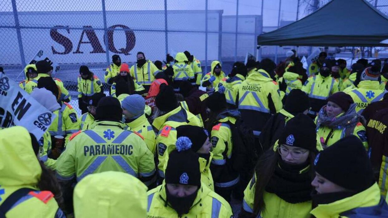 Des paramedics manifestent devant les entrepôts de la SAQ, février 2022