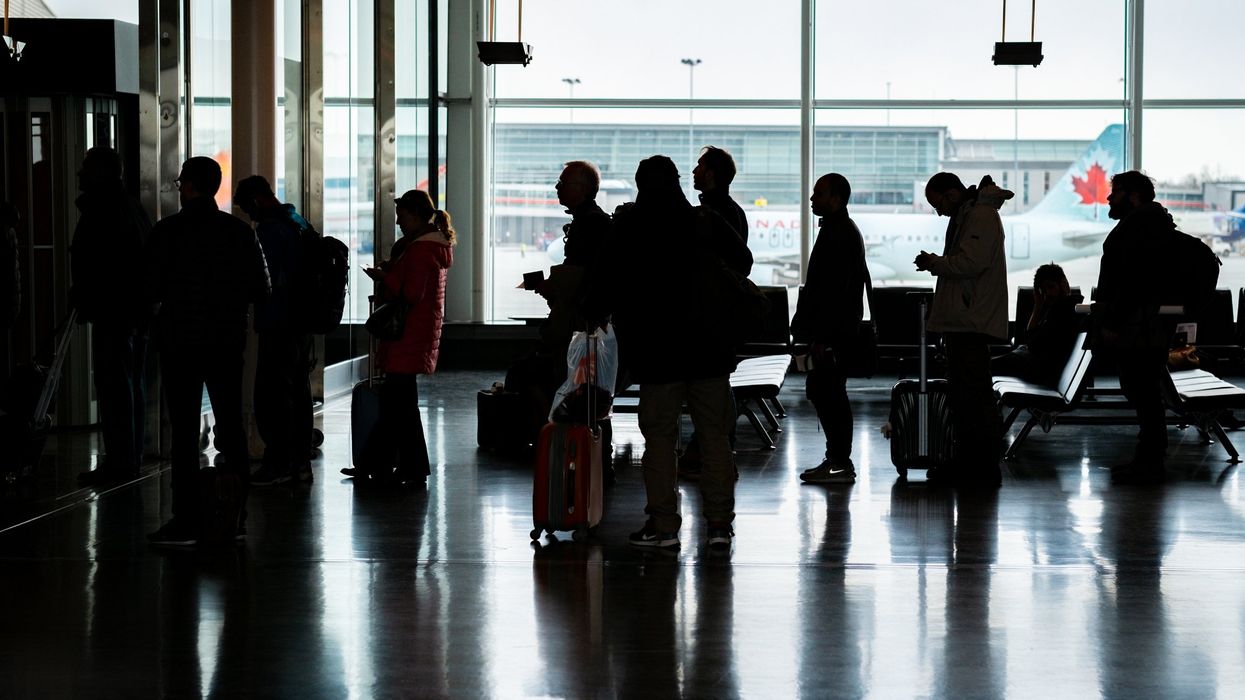 Des passagers en file à l'aéroport de Montréal.