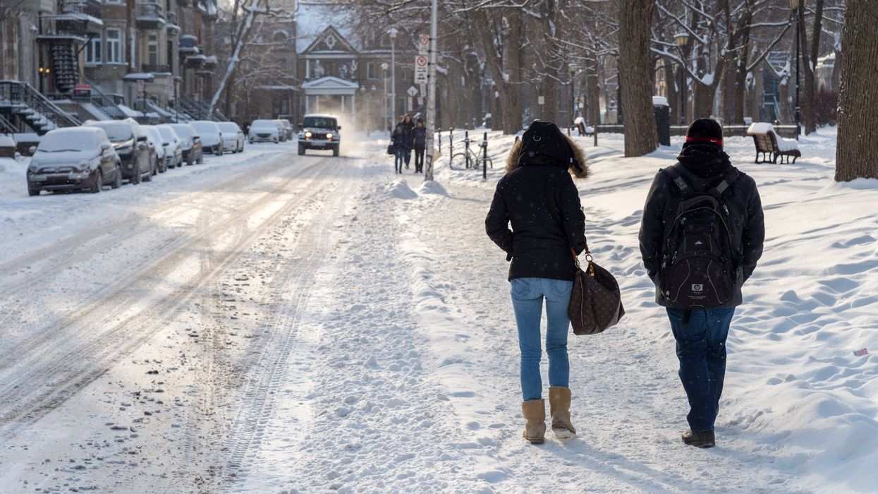 Des passants à Montréal en hiver.