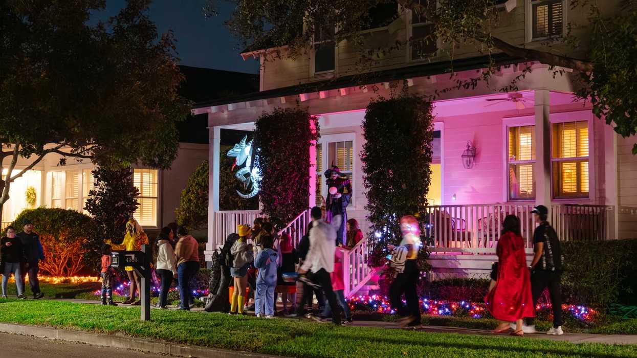 Des passants le soir de l'Halloween.