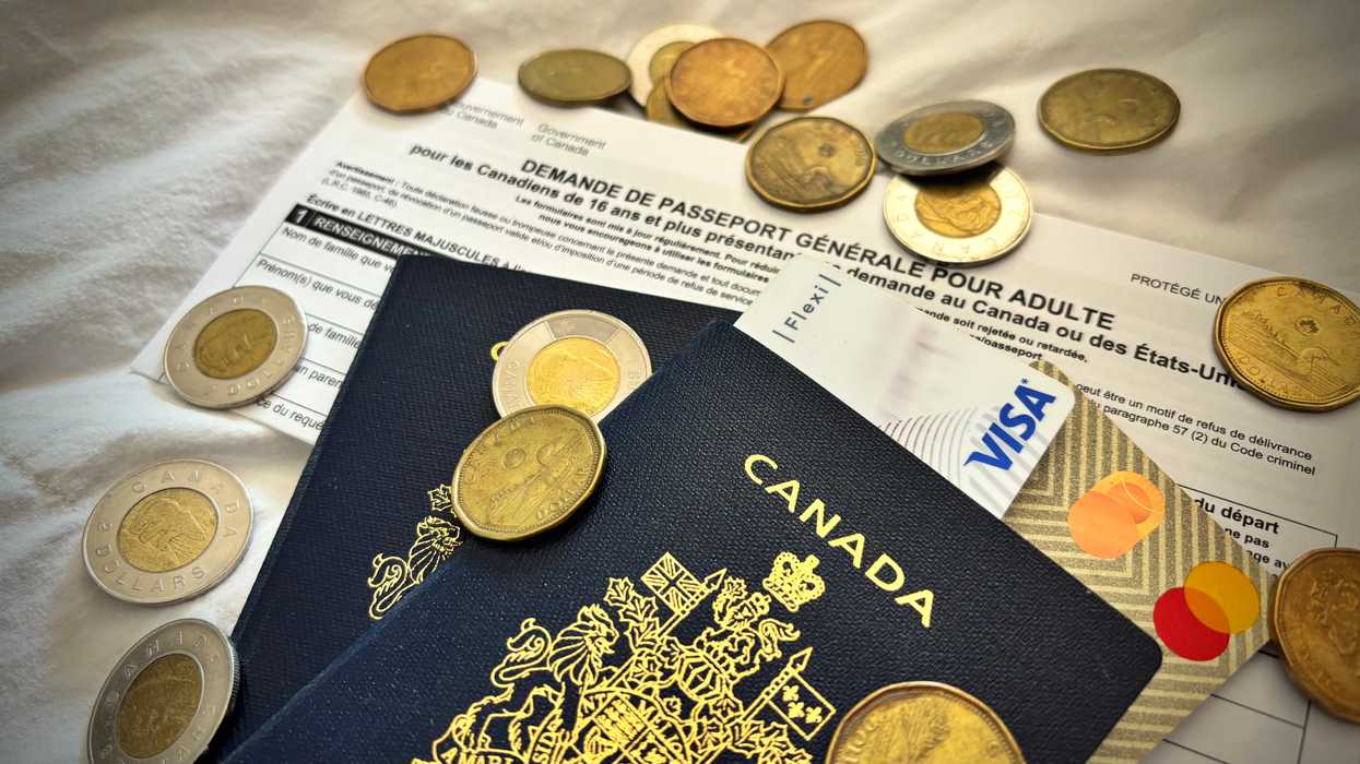 Des passeports canadiens, de l'argent canadien et un document de passeport.