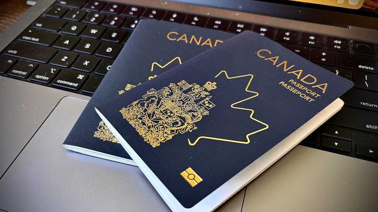 Des passeports canadiens sur un ordinateur.