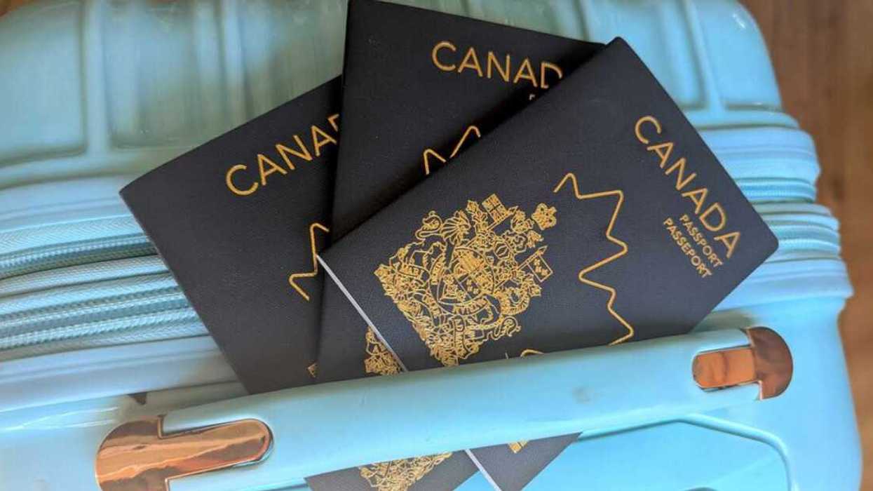 Des passeports canadiens sur une valise.