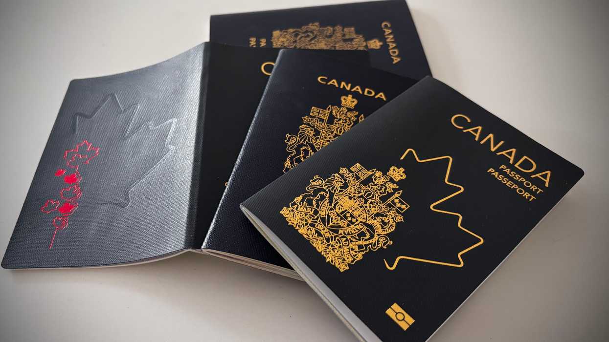 Des passeports canadiens.