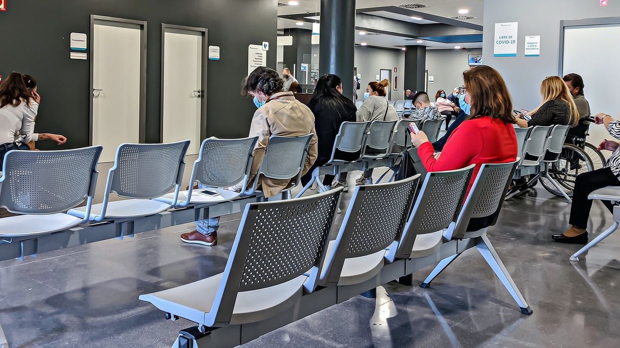 Des patients dans une salle d'attente.