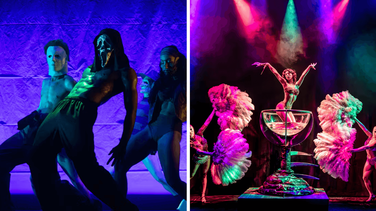 Des performeurs costumés en icônes d'horreur dansent sur scène. Droite : Une performeuse dans une coupe géante entourée de danseuses à plumes.