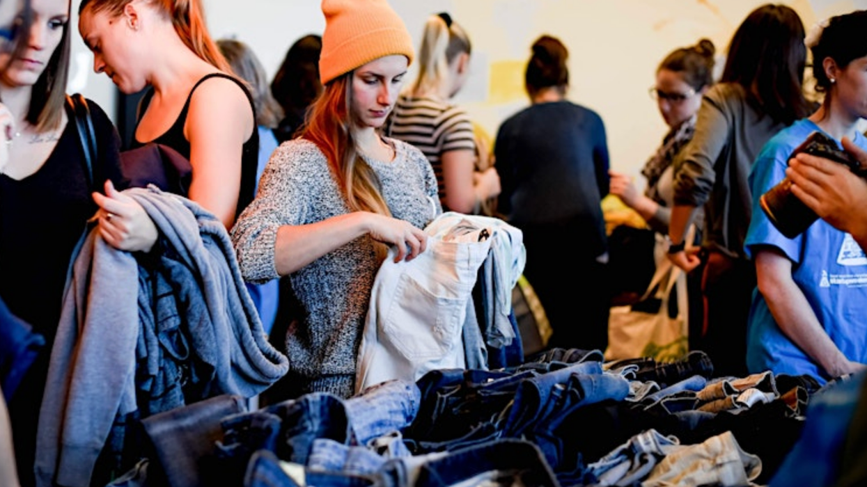 Des personnes à l'événement de friperie Look de Fripe.