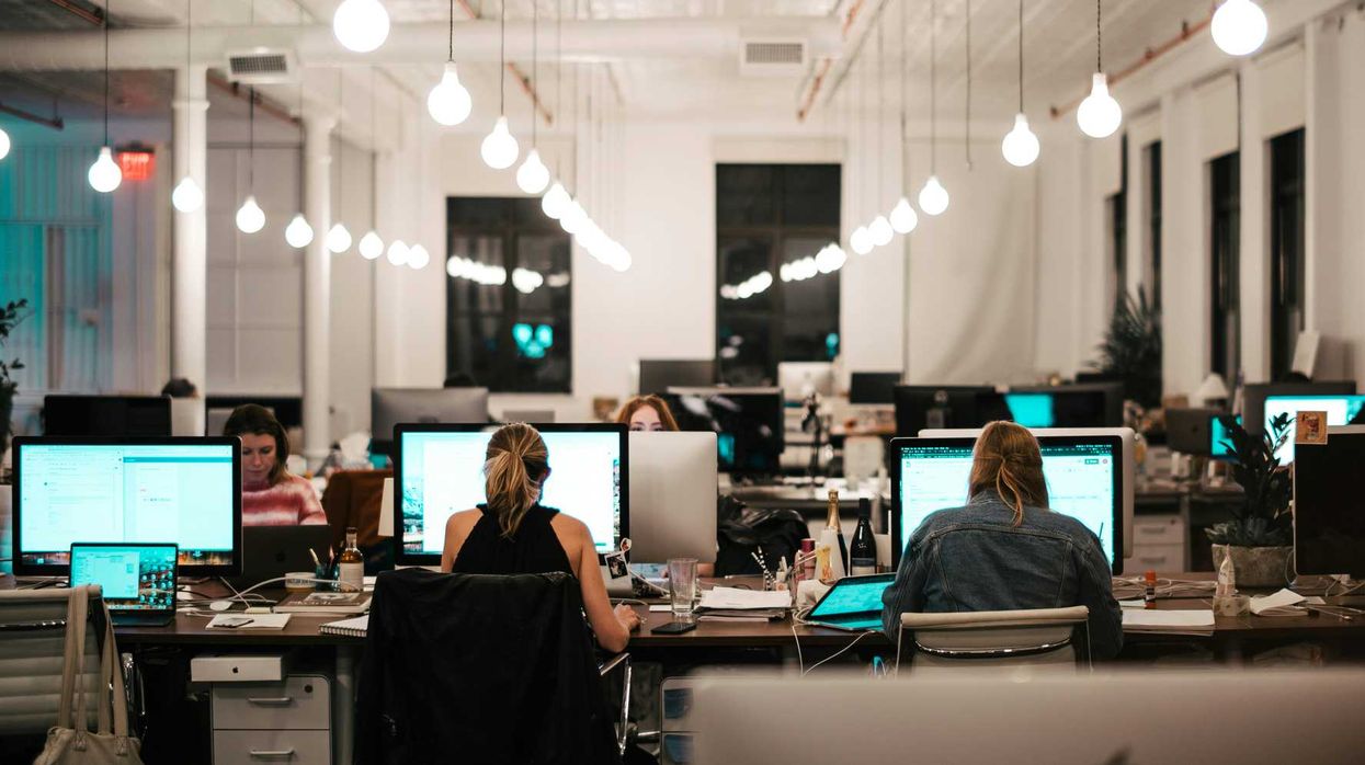 Des personnes à l'ordinateur