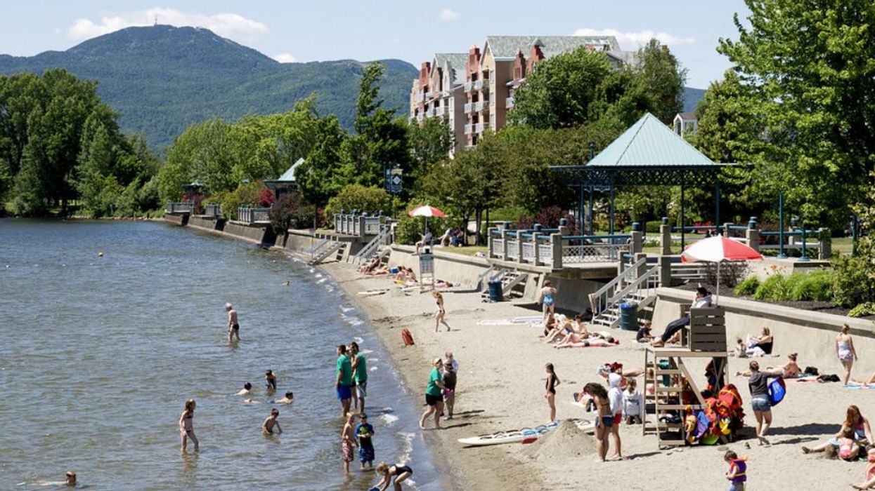 Des personnes à la plage au Québec.