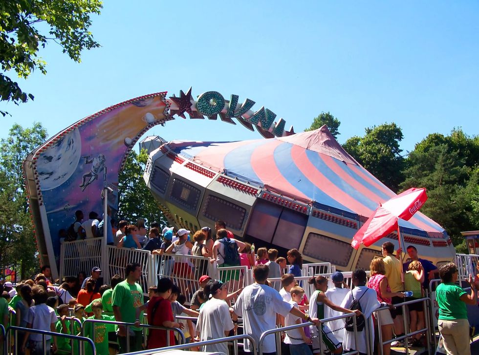 Des personnes attendent en file pour faire un man\u00e8ge.