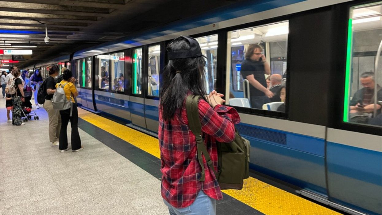 Des personnes attendent le métro devant des wagons occupés à Montréal.
