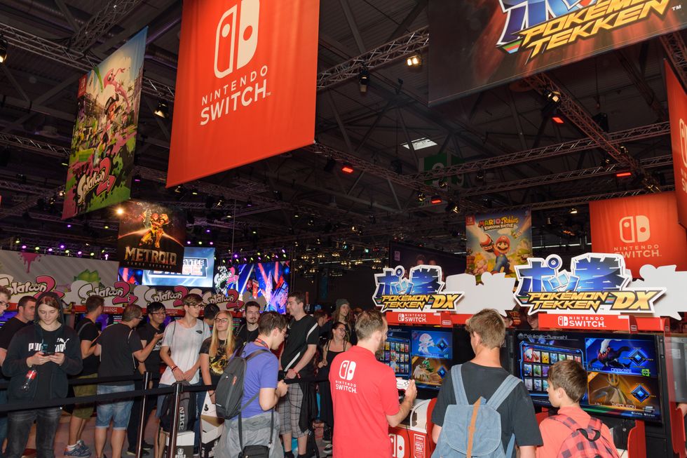 Des personnes aux kiosques Nintendo lors du Gamescom en 2017.
