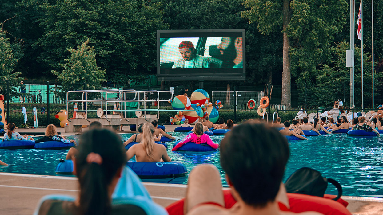 Des personnes dans la piscine du complexe aquatique du parc Jean-Drapeau à Montréal pendant le cinéma flottant.