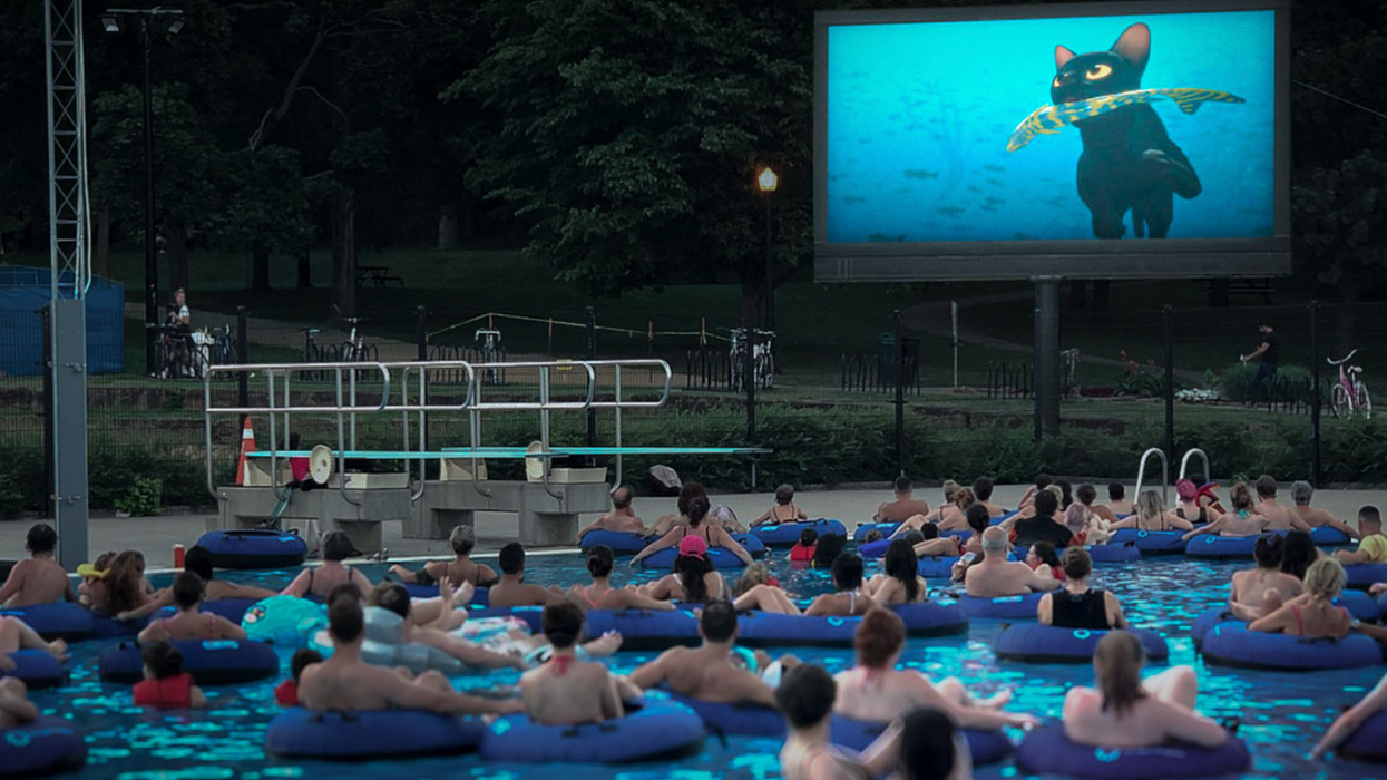 Des personnes dans la piscine du complexe aquatique du parc Jean-Drapeau à Montréal.