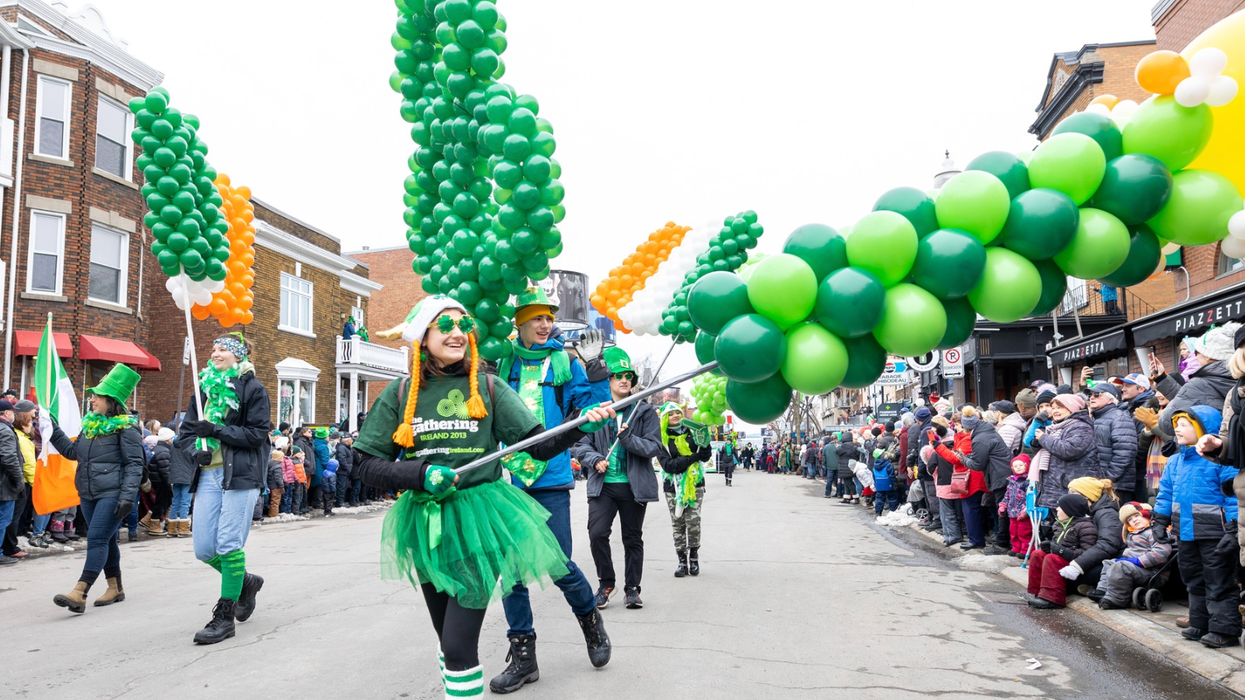 Des personnes défilant avec des ballons pour célébrer la Saint-Patrick.