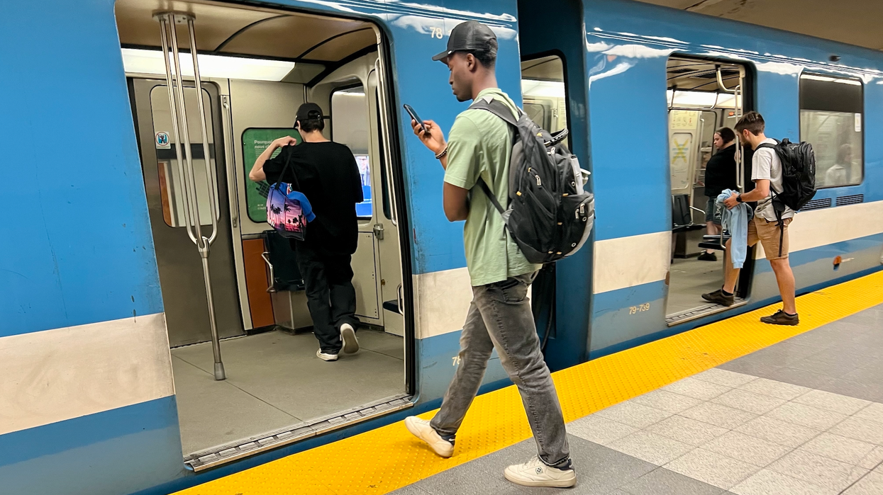 Des personnes embarquent dans des wagons de métro à Montréal.
