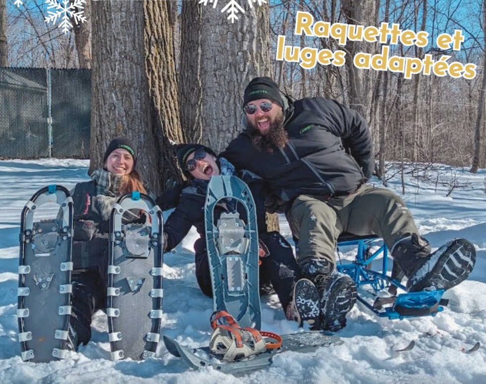 Des personnes en raquettes dans la neige.