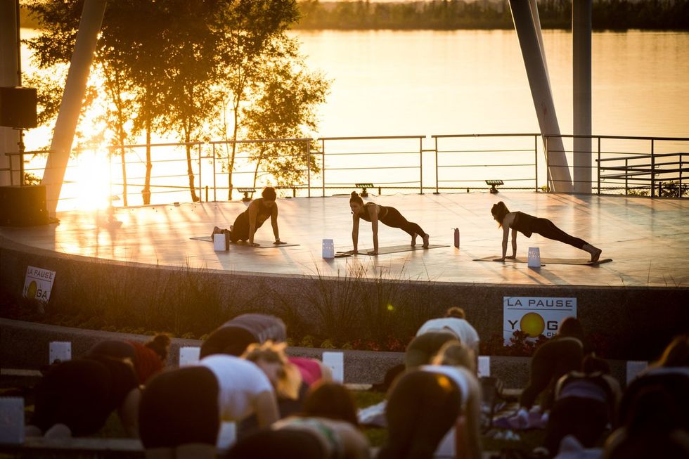 Des personnes faisant du yoga au bord de l'eau \u00e0 Candiac.