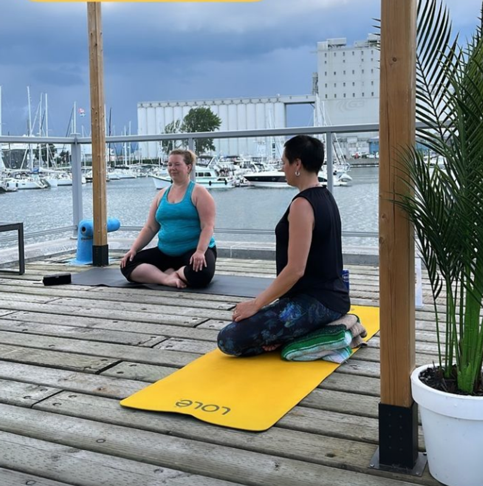 Des personnes faisant du yoga.