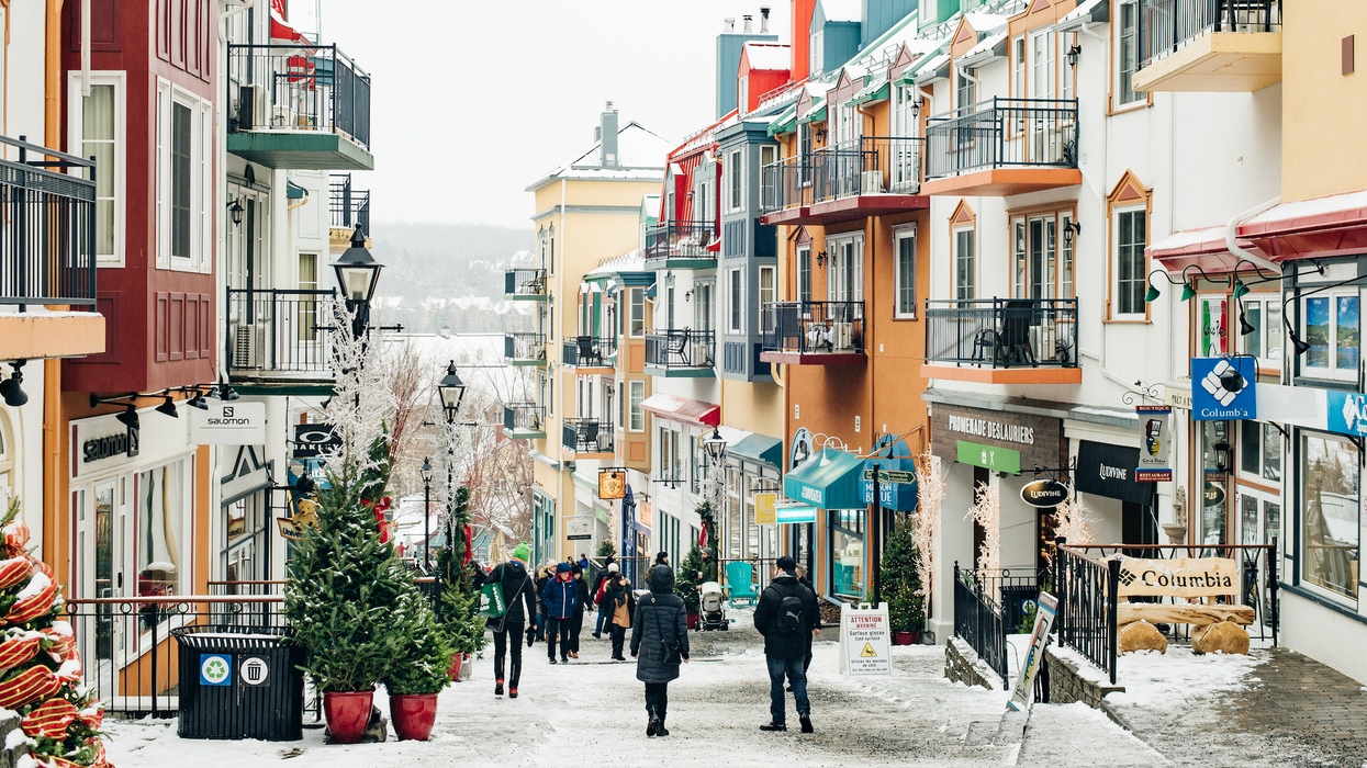 Des personnes marchent dans le village de Mont-Tremblant.