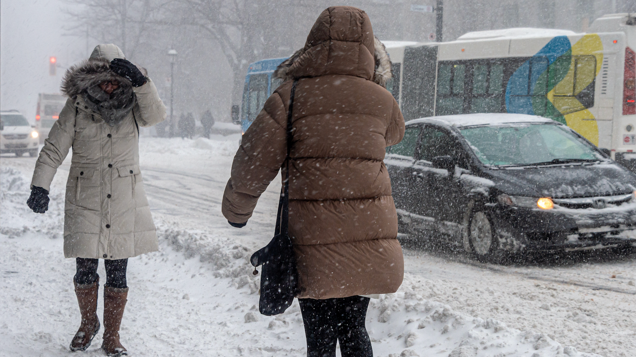 Des personnes marchent dans une rue enneigée à Montréal.