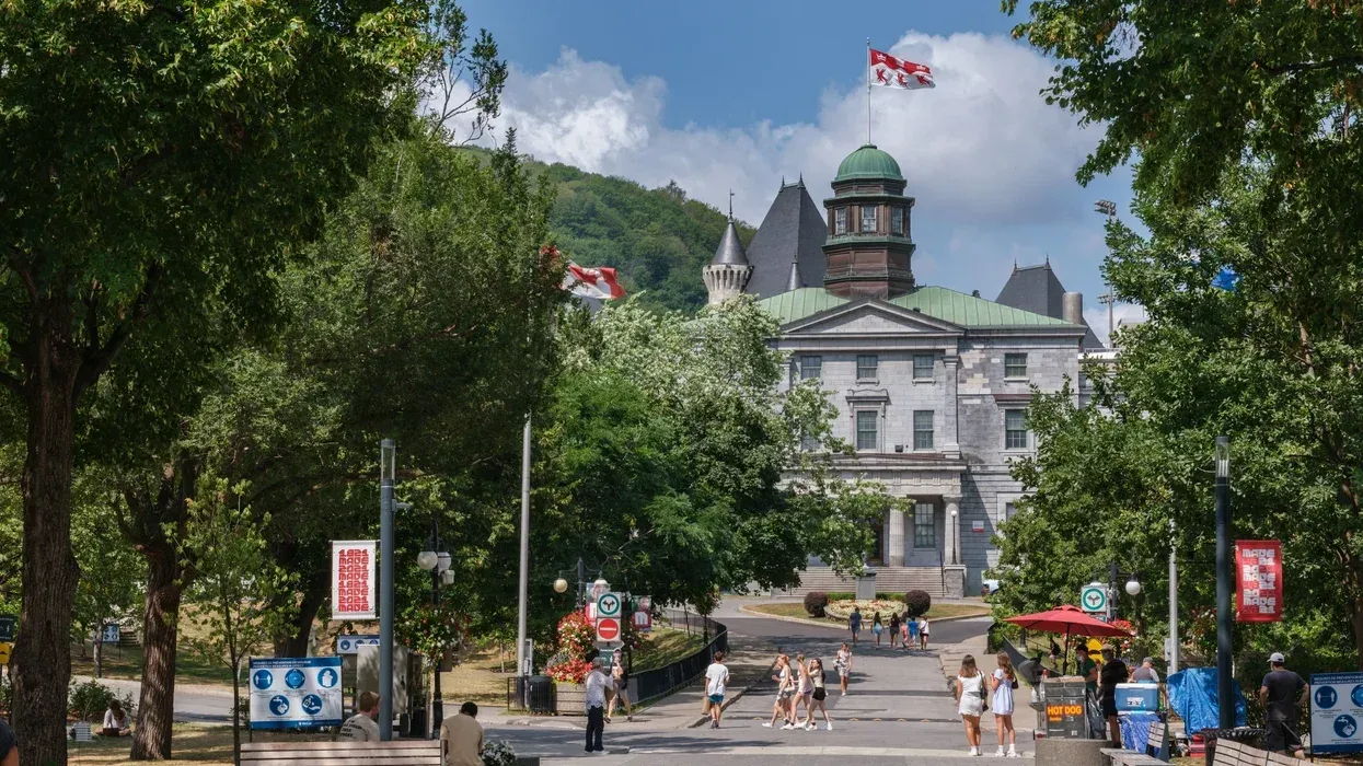 Des personnes marchent devant un grand bâtiment de l'Université McGill à Montréal.