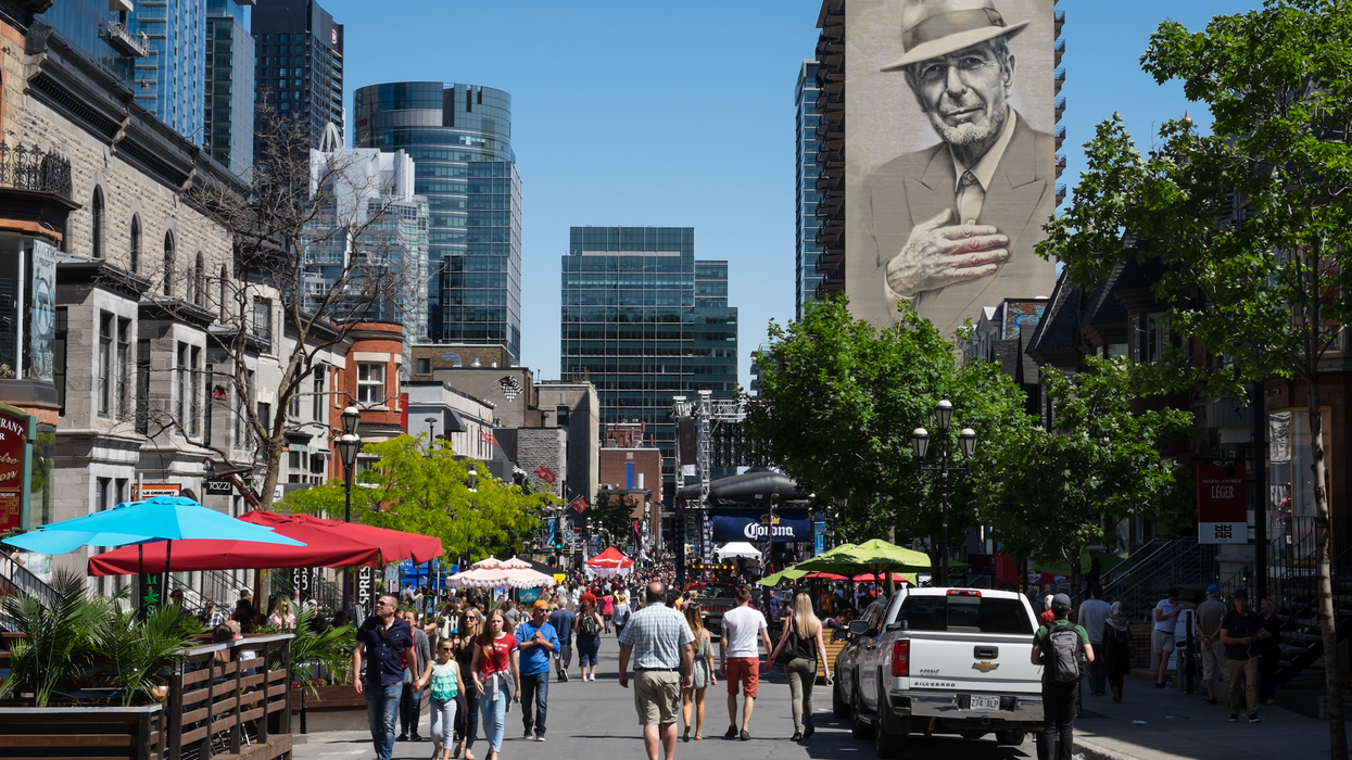 Des personnes marchent l'été sur la rue Crescent à Montréal.