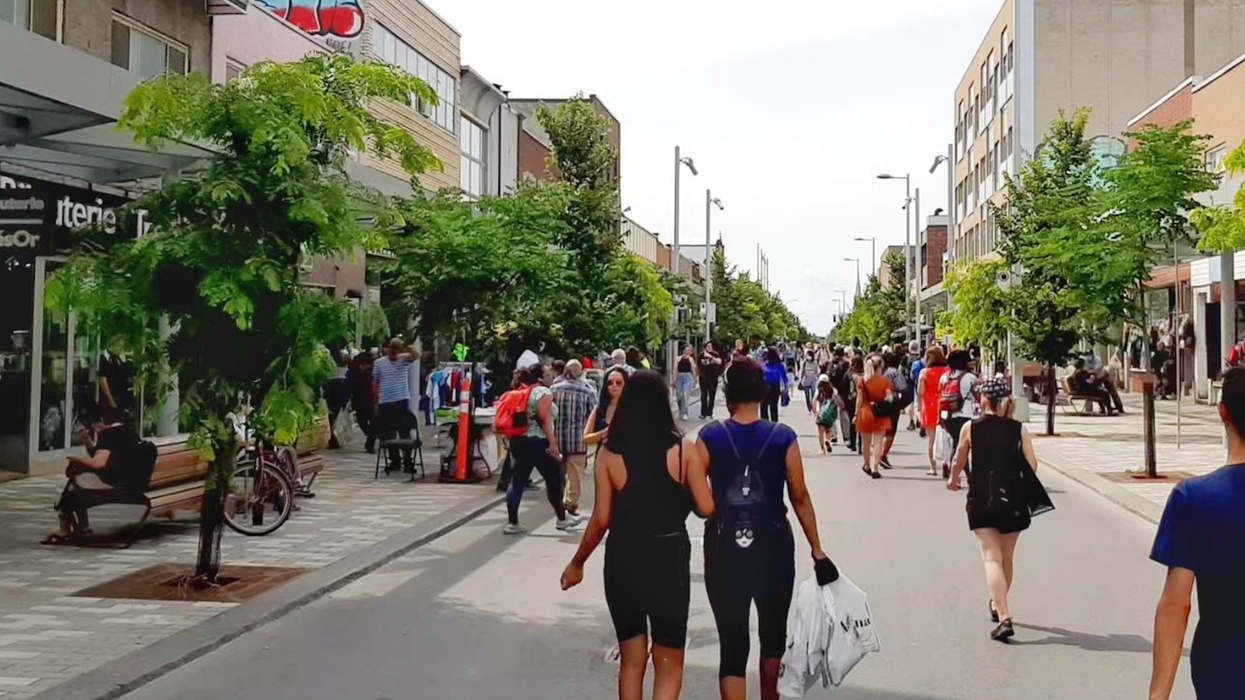 Des personnes marchent sur une rue piétonne à Montréal.